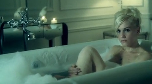 Gwen Stefani i videon till 4 In The Morning.